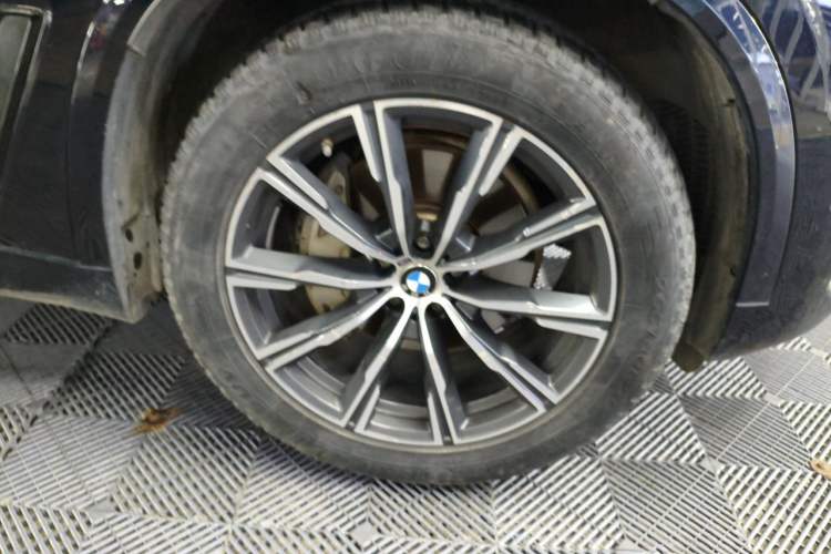 Used BMW X5 2019 xDrive40i M Sport Package Right Front Wheel Hub
