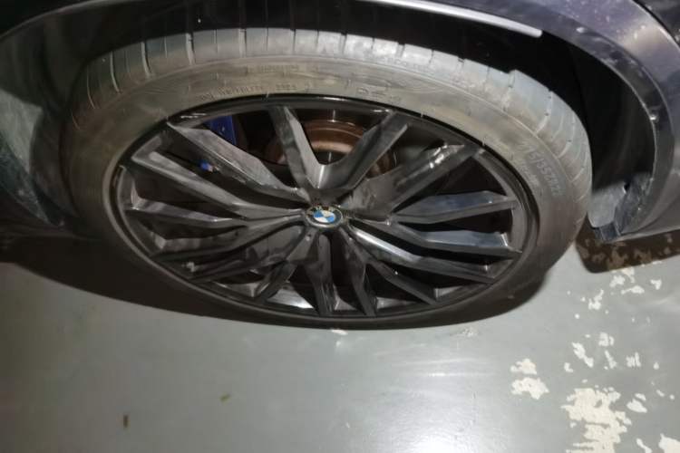 Used BMW X5 2019 xDrive40i Luxury Model with M Sport Package Right Front Wheel Hub