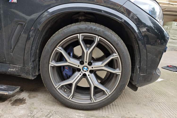 Used BMW X5 2019 xDrive40i Luxury Model with M Sport Package Right Front Wheel Hub