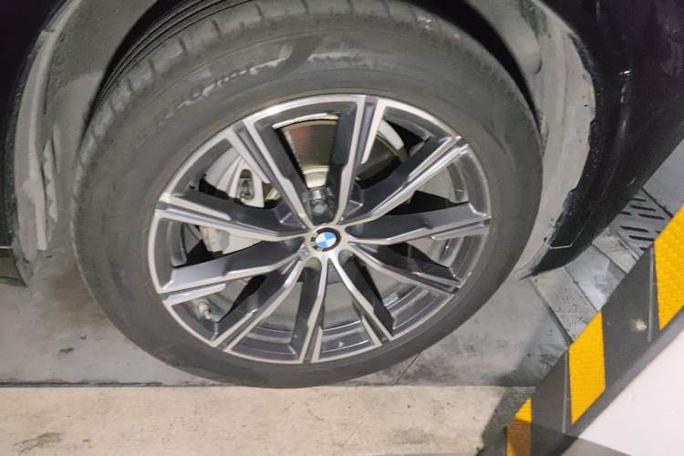 Used BMW X5 2019 xDrive40i M Sport Package Right Front Wheel Hub