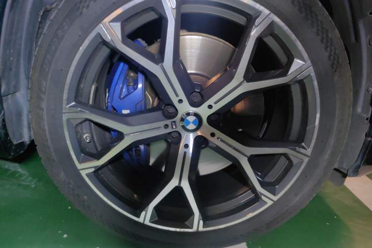 Used BMW X5 2019 xDrive40i Luxury Model with M Sport Package Right Front Wheel Hub