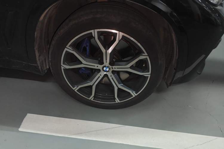 Used BMW X5 2019 xDrive40i Luxury Model with M Sport Package Right Front Wheel Hub