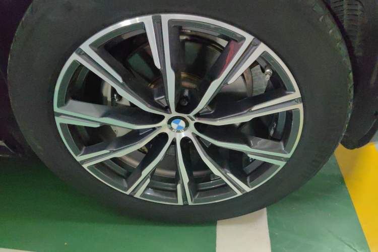 Used BMW X5 2019 xDrive40i M Sport Package Right Front Wheel Hub