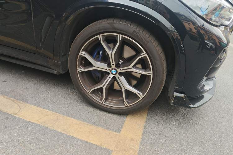 Used BMW X5 2019 xDrive40i Luxury Model with M Sport Package Right Front Wheel Hub