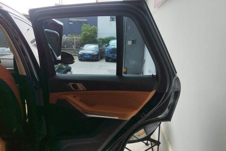 Used BMW X5 2019 xDrive40i M Sport U.S. specification Right Rear Door Interior