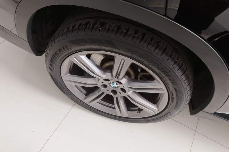 Used BMW X5 2019 xDrive40i M Sport U.S. specification Right Rear Wheel Hub
