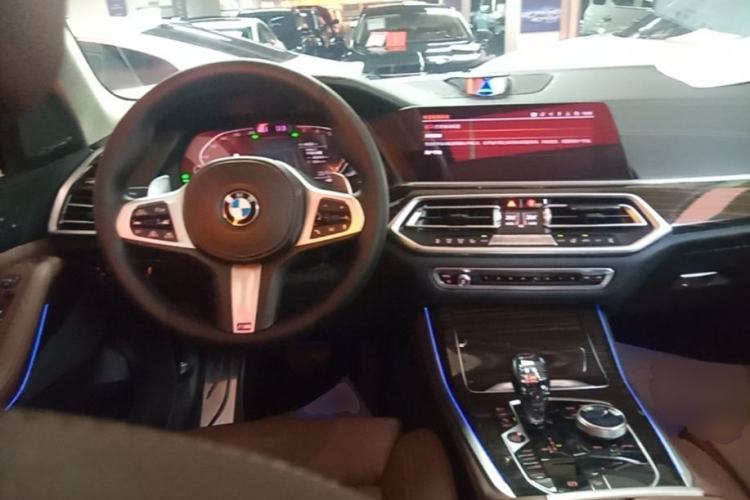 Used BMW X5 2019 xDrive40i Luxury Model with M Sport Package Steering Wheel