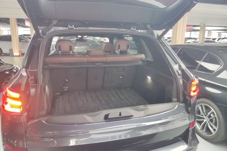 Used BMW X5 2019 xDrive40i Luxury Model with M Sport Package Trunk
