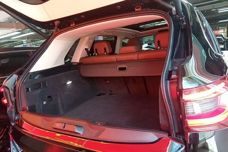 Used BMW X5 2019 xDrive40i Luxury Model with M Sport Package Trunk