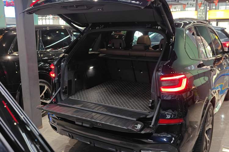 Used BMW X5 2019 xDrive40i M Sport U.S. specification Trunk