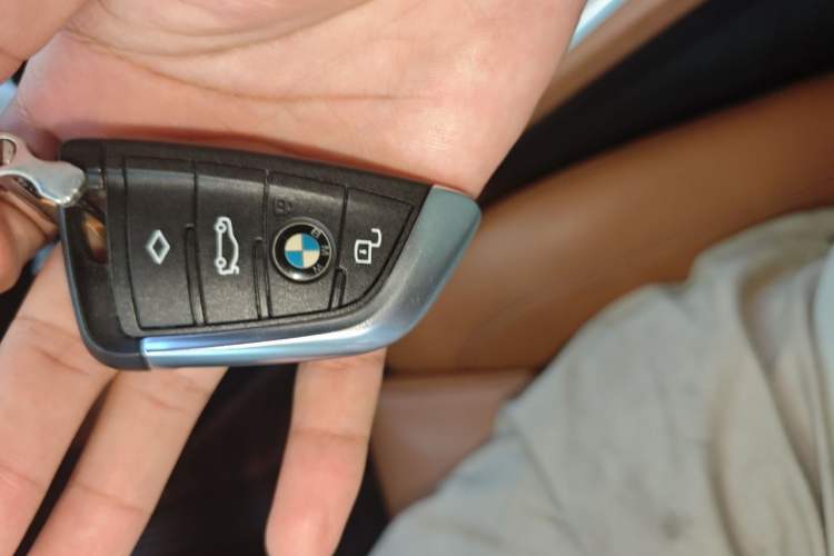 Used BMW X5 2019 xDrive40i XLine 19-inch wheels Middle East version Vehicle Key