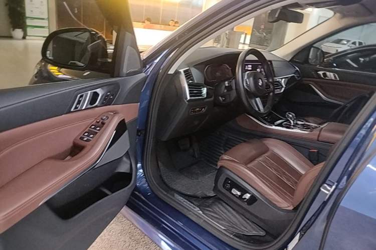 Used BMW X5 2019 xDrive40i Luxury Model with M Sport Package Driver Seat
