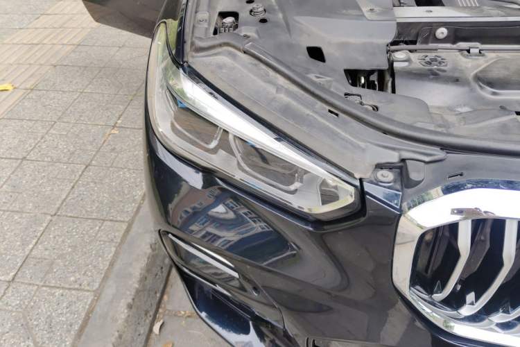 Used BMW X5 2019 xDrive40i Luxury Model with M Sport Package Engine Bay Right