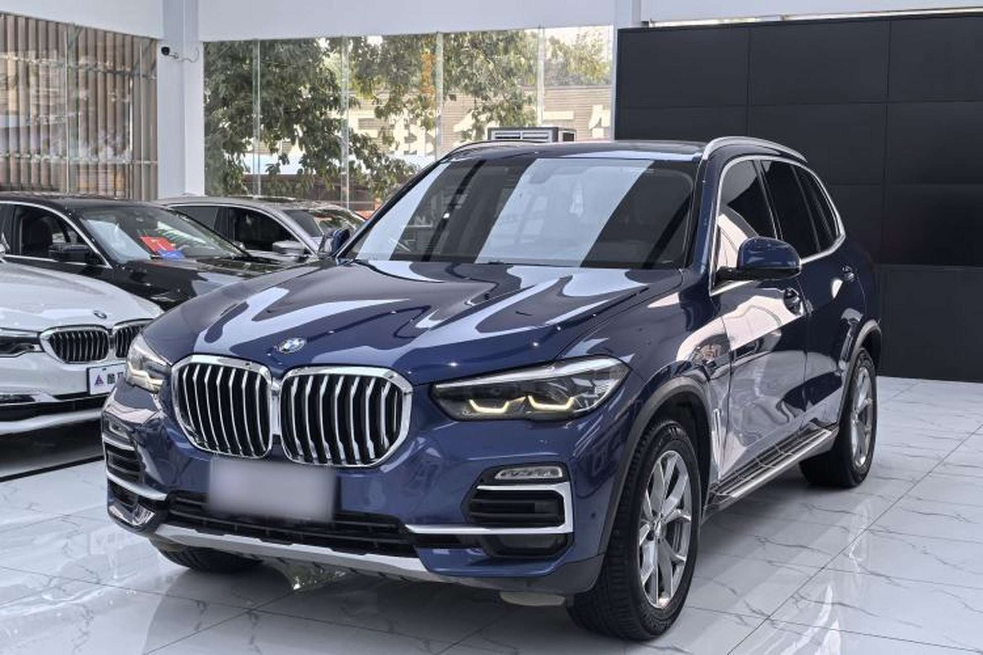 Used BMW X5 2019 xDrive40i Base Model Middle East Front Left 45 Deg