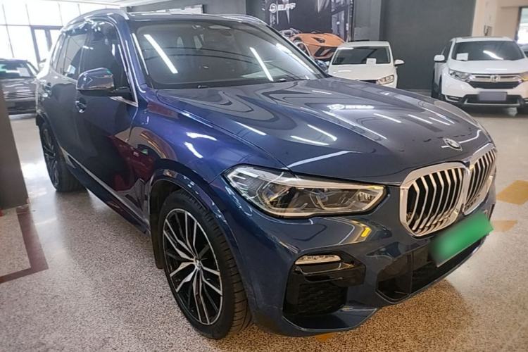 Used BMW X5 2019 xDrive40i Luxury Model with M Sport Package Front Right 45 Deg