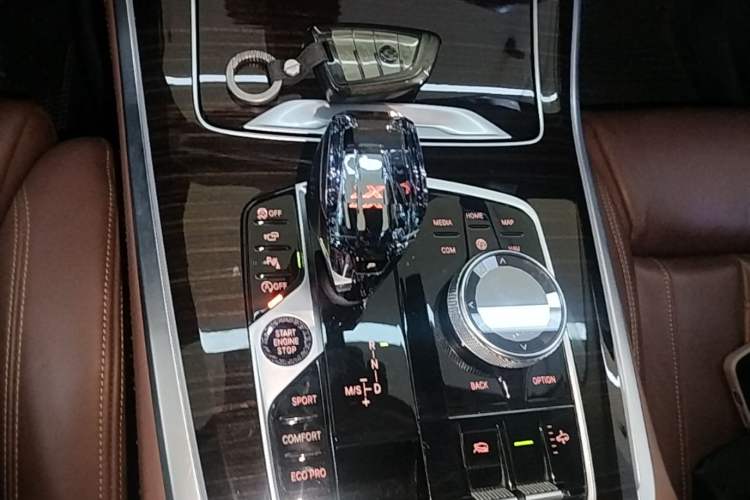 Used BMW X5 2019 xDrive40i Luxury Model with M Sport Package Gear Lever