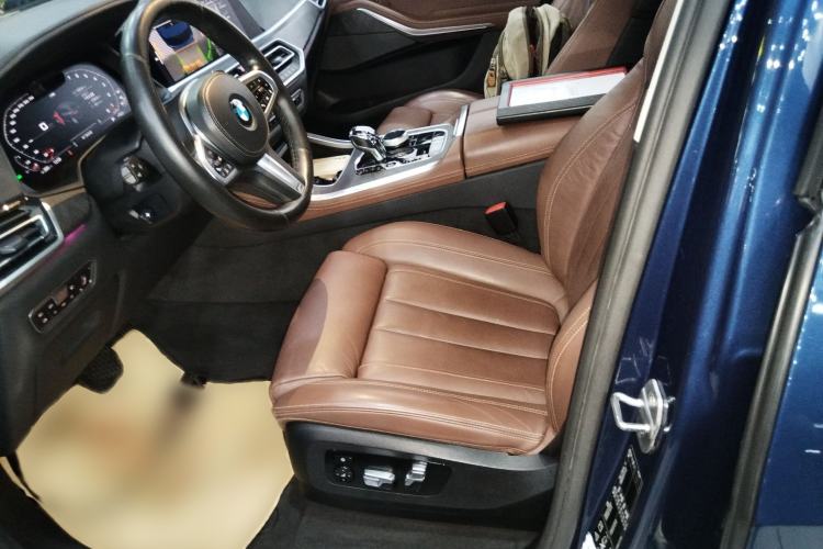 Used BMW X5 2019 xDrive40i Luxury Model with M Sport Package Left Front Seat
