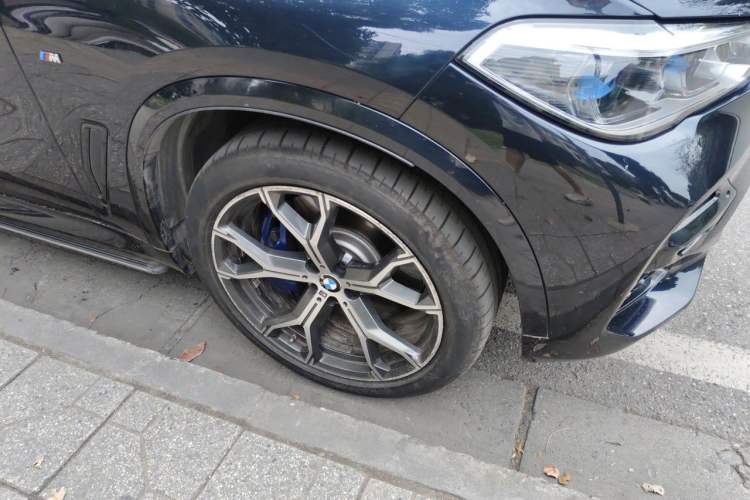 Used BMW X5 2019 xDrive40i Luxury Model with M Sport Package Right Front Wheel Hub