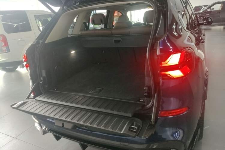 Used BMW X5 2019 xDrive40i M Sport Package Trunk