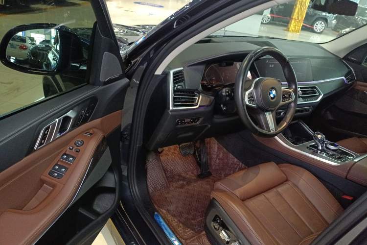 Used BMW X5 2019 xDrive40i Luxury Model with M Sport Package Driver Seat