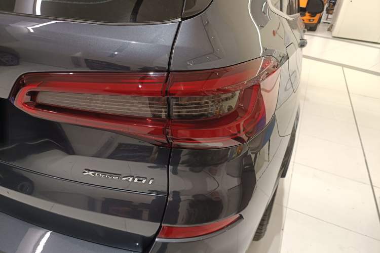 Used BMW X5 2019 xDrive40i M Sport Package Exterior 3