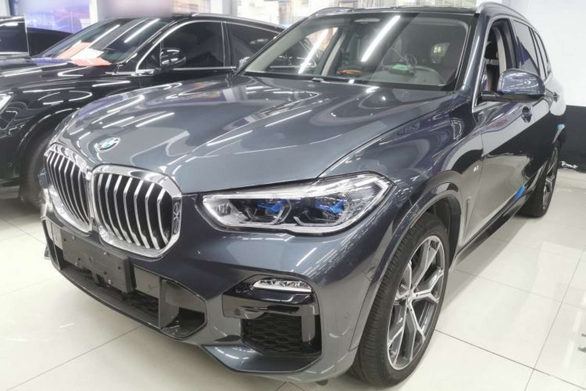 Used BMW X5 2019 xDrive40i Luxury Model with M Sport Package Front Left 45 Deg