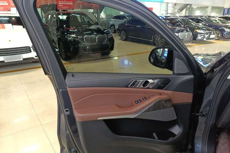 Used BMW X5 2019 xDrive40i Luxury Model with M Sport Package Left Front Door Interior
