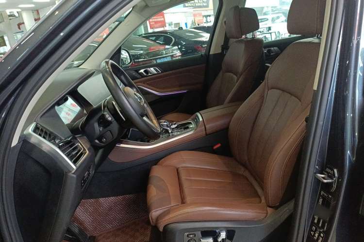 Used BMW X5 2019 xDrive40i Luxury Model with M Sport Package Left Front Seat