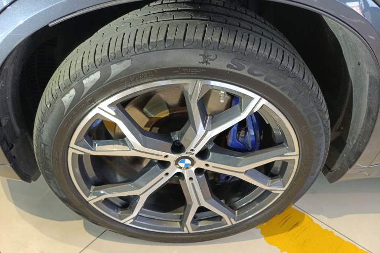 Used BMW X5 2019 xDrive40i Luxury Model with M Sport Package Left Front Wheel Hub