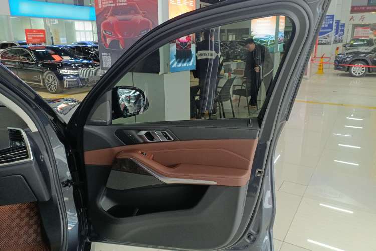 Used BMW X5 2019 xDrive40i Luxury Model with M Sport Package Right Front Door Interior