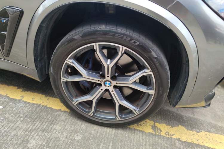 Used BMW X5 2019 xDrive40i Luxury Model with M Sport Package Right Front Wheel Hub