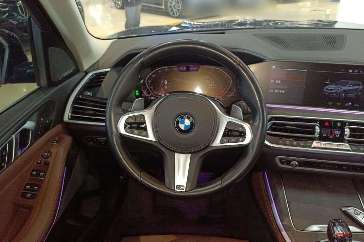 Used BMW X5 2019 xDrive40i Luxury Model with M Sport Package Steering Wheel