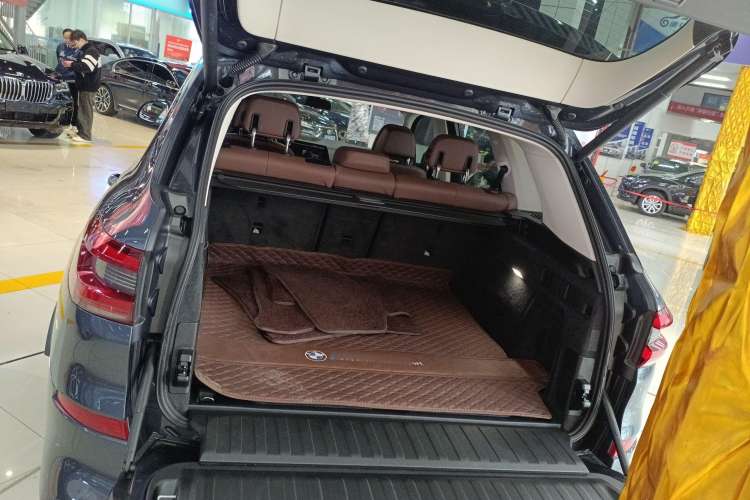 Used BMW X5 2019 xDrive40i Luxury Model with M Sport Package Trunk