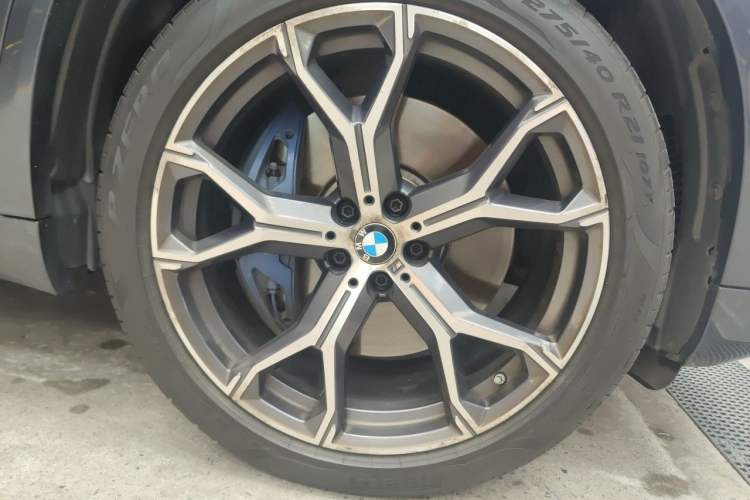 Used BMW X5 2019 xDrive40i Luxury Model with M Sport Package Right Front Wheel Hub
