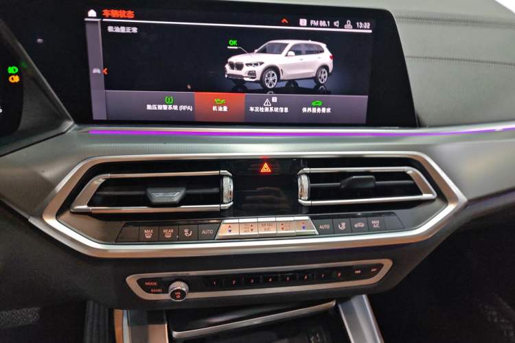 Used BMW X5 2019 xDrive40i Standard 19-inch wheels U.S. specification Audio And AC Panel