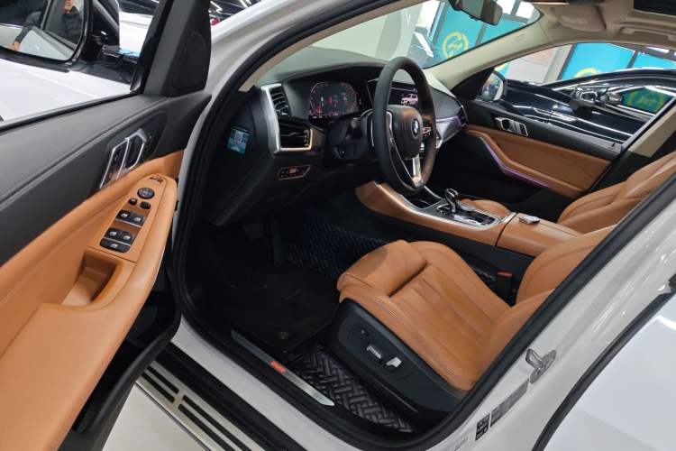 Used BMW X5 2019 xDrive40i Standard 19-inch wheels U.S. specification Driver Seat
