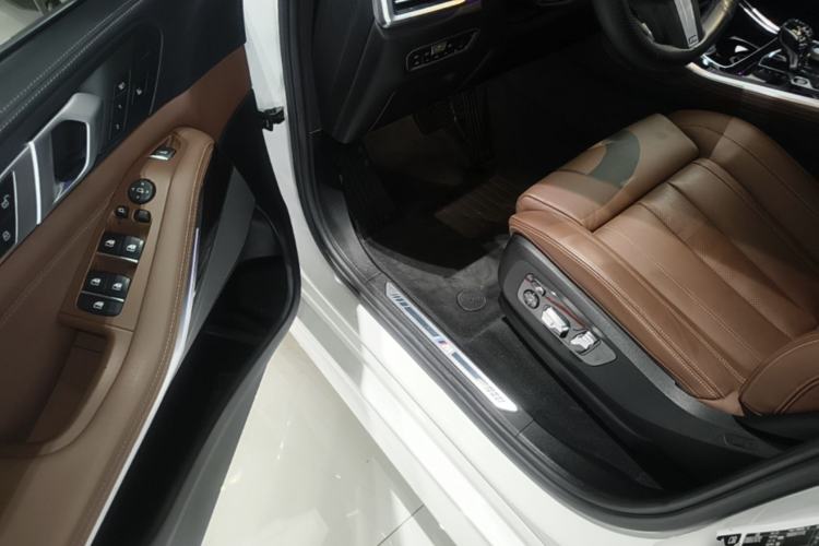 Used BMW X5 2019 xDrive40i Luxury Model with M Sport Package Driver Seat