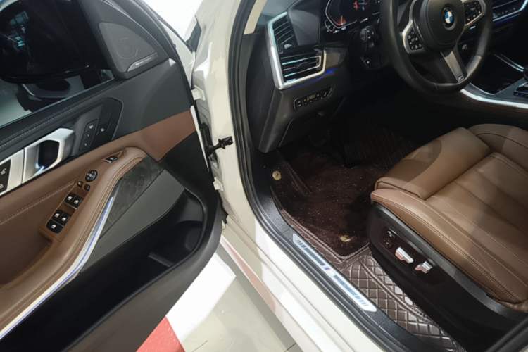 Used BMW X5 2019 xDrive40i Luxury Model with M Sport Package Driver Seat