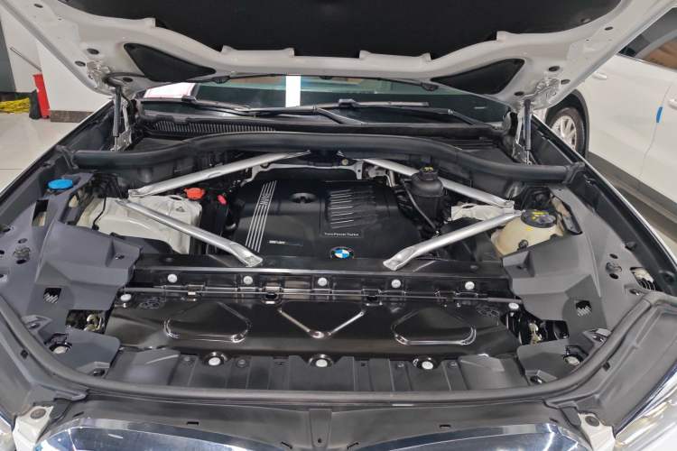 Used BMW X5 2019 xDrive40i Standard 19-inch wheels U.S. specification Engine Bay