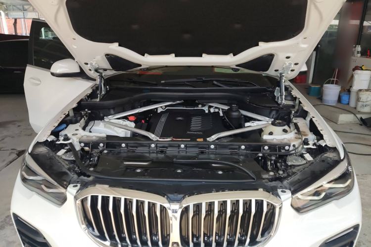 Used BMW X5 2019 xDrive40i XLine 19-inch wheels Middle East version Engine Bay