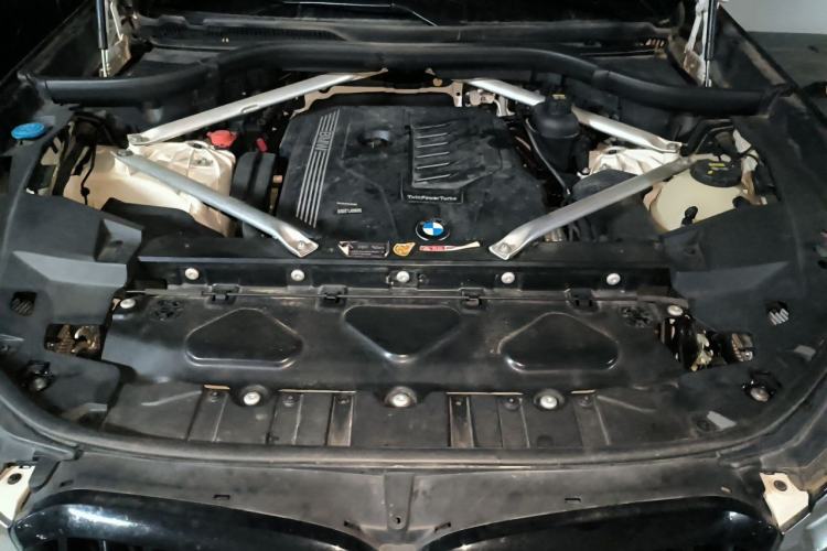 Used BMW X5 2019 xDrive40i M Sport U.S. specification Engine Bay