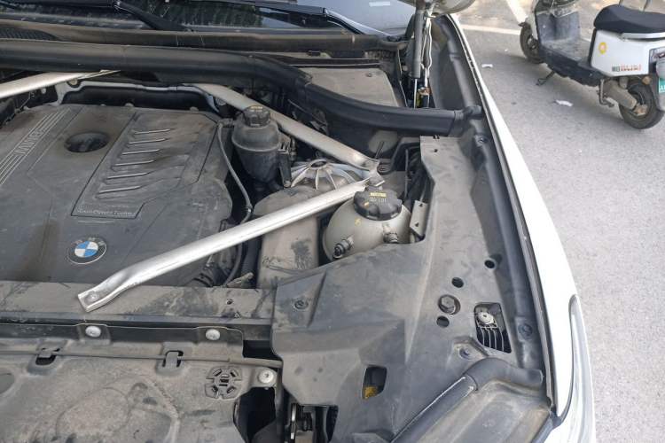 Used BMW X5 2019 xDrive40i M Sport U.S. specification Engine Bay Left