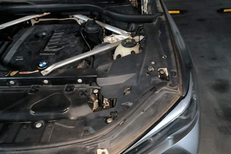 Used BMW X5 2019 xDrive40i M Sport U.S. specification Engine Bay Left