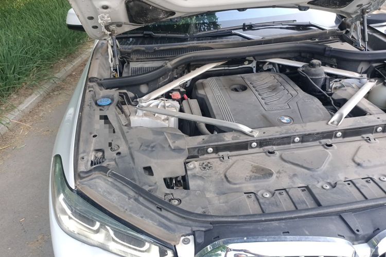 Used BMW X5 2019 xDrive40i M Sport U.S. specification Engine Bay Right