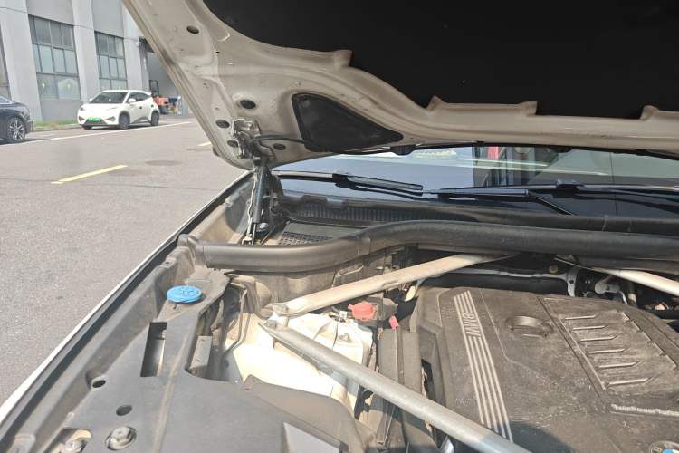 Used BMW X5 2019 xDrive40i M Sport Package Engine Bay Right