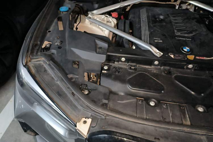 Used BMW X5 2019 xDrive40i M Sport U.S. specification Engine Bay Right