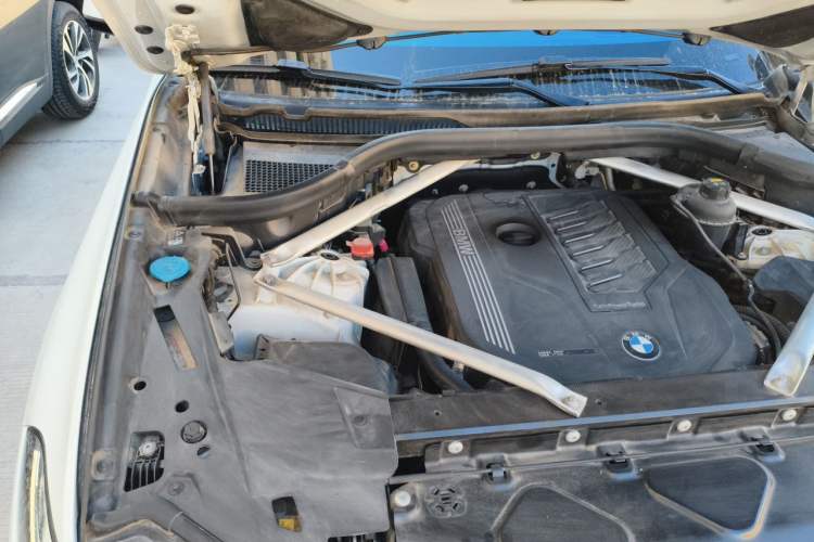 Used BMW X5 2019 xDrive40i Luxury Model with M Sport Package Engine Bay Right