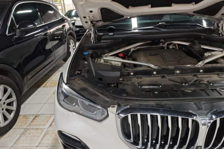 Used BMW X5 2019 xDrive40i Luxury Model with M Sport Package Engine Bay Right