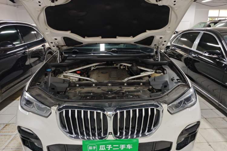 Used BMW X5 2019 xDrive40i Luxury Model with M Sport Package Engine Bay