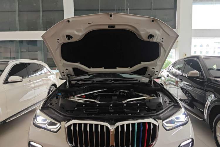 Used BMW X5 2019 xDrive40i M Sport U.S. specification Engine Bay